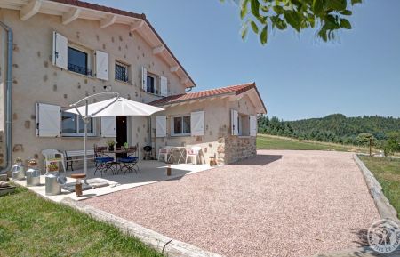 G&icirc;te n&deg;3336 Saint-Priest-la-Prugne - Loire - La terrasse &eacute;quip&eacute;e et son espace v&eacute;hicule.