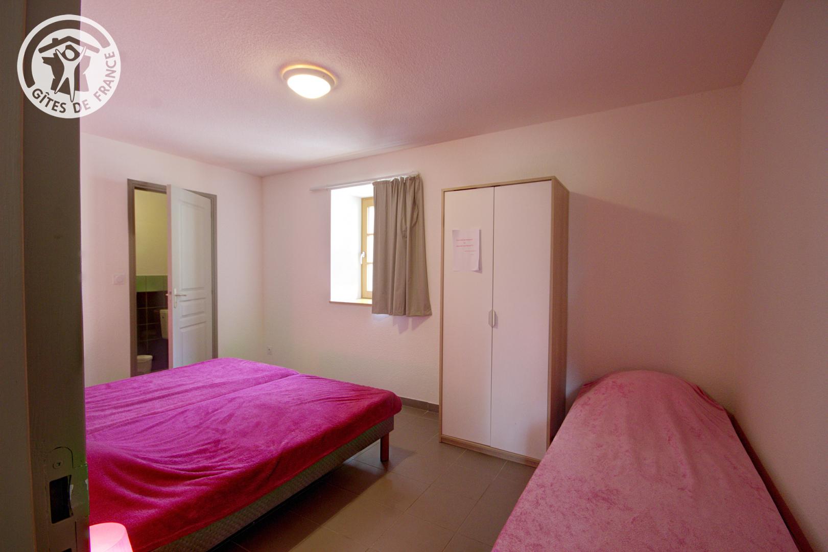 Chambre Rose : 2 lits 90 jumables + 1 lit 90 photo 9