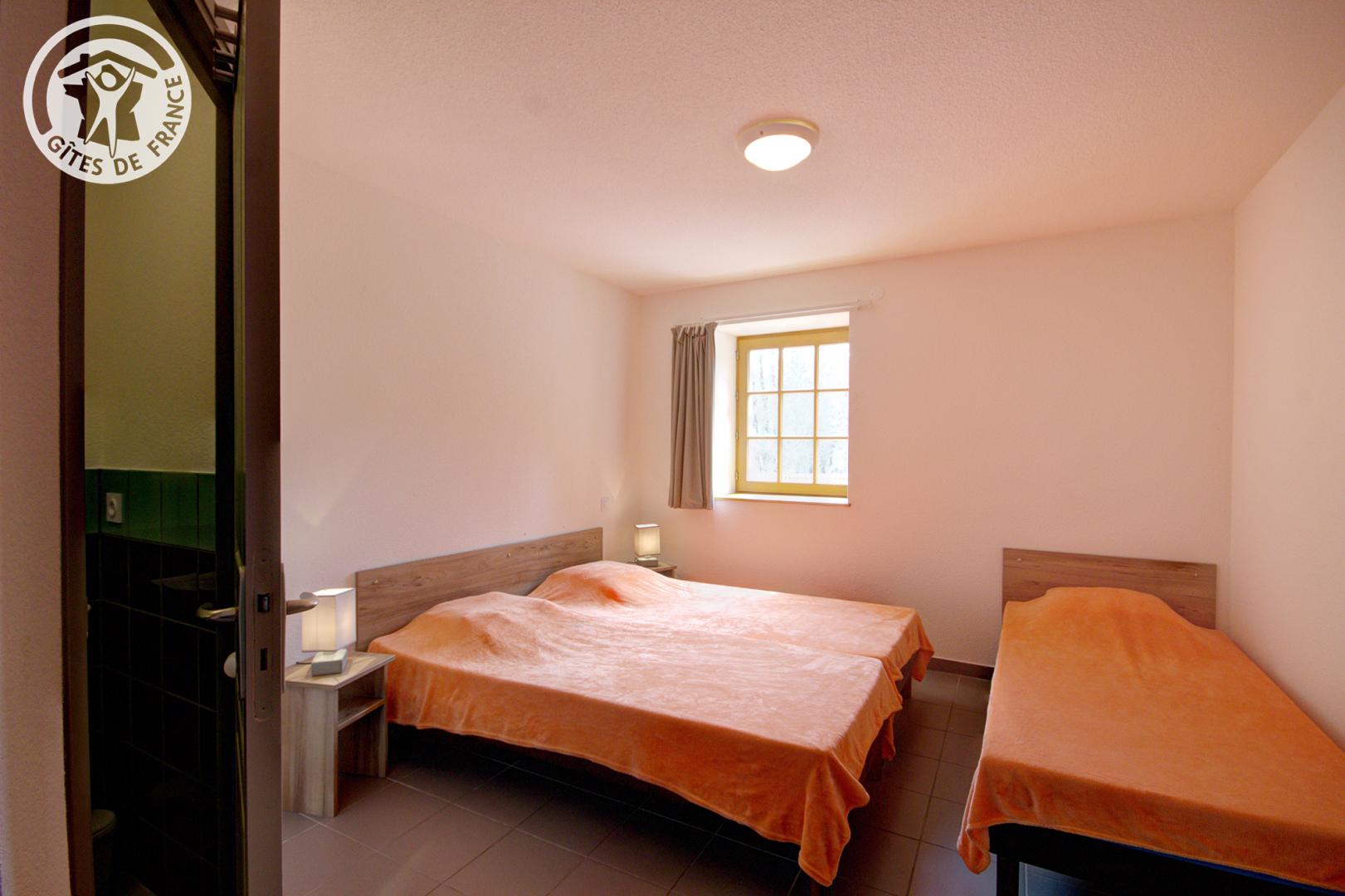 Chambre Orange : 2 lits 90 jumables + 1 lit 90 photo 11