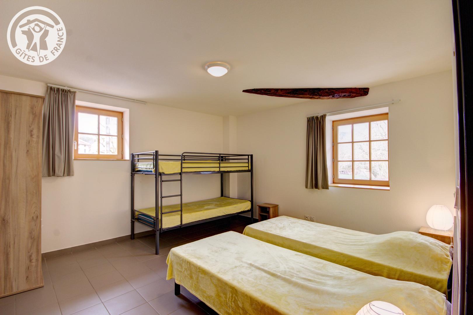 Chambre Jaune : 2 lits 90 jumables + 1 lits superposés photo 18