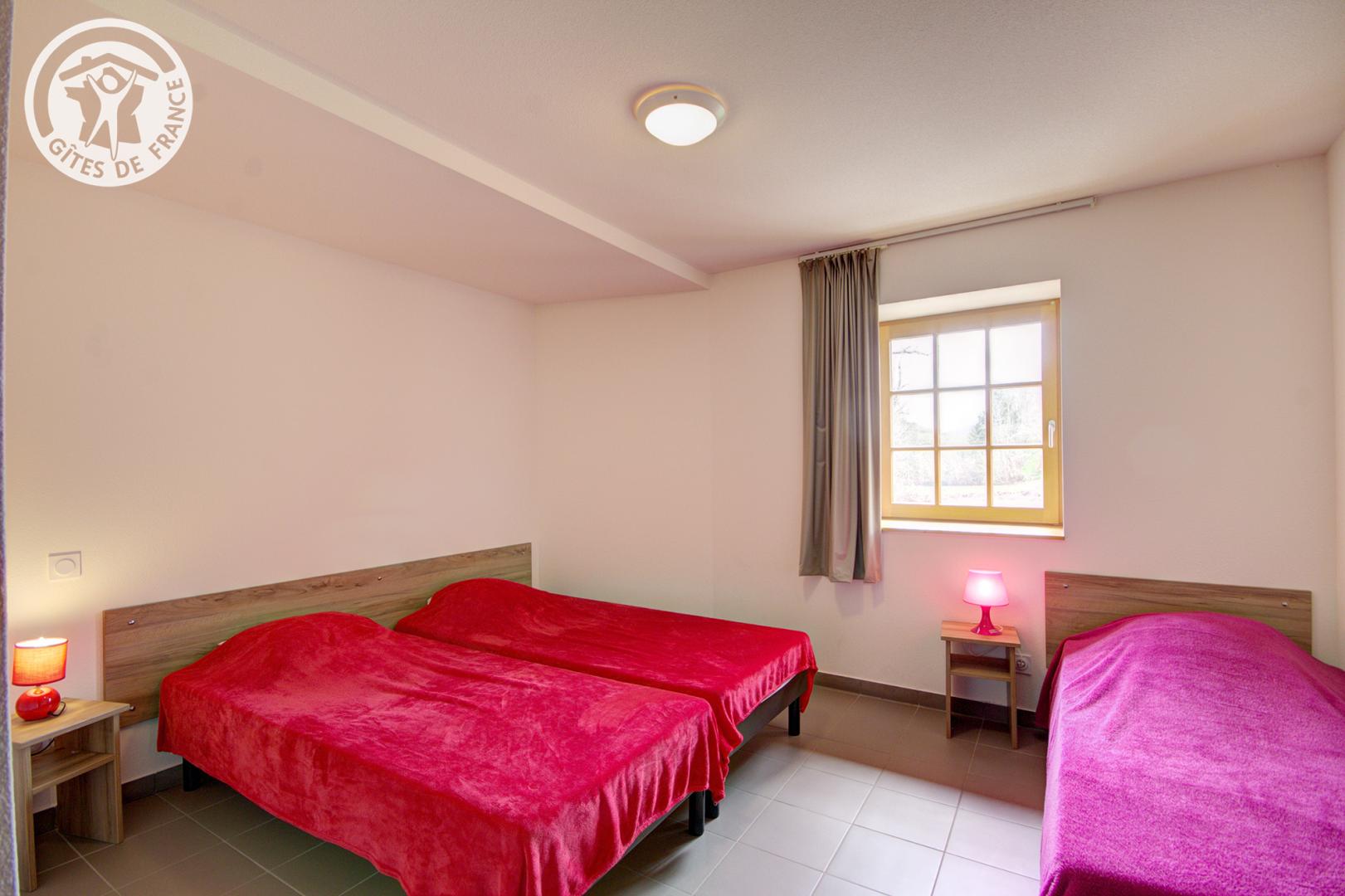 Chambre Rouge : 2 lits 90 jumables + 1 lit 90 photo 20