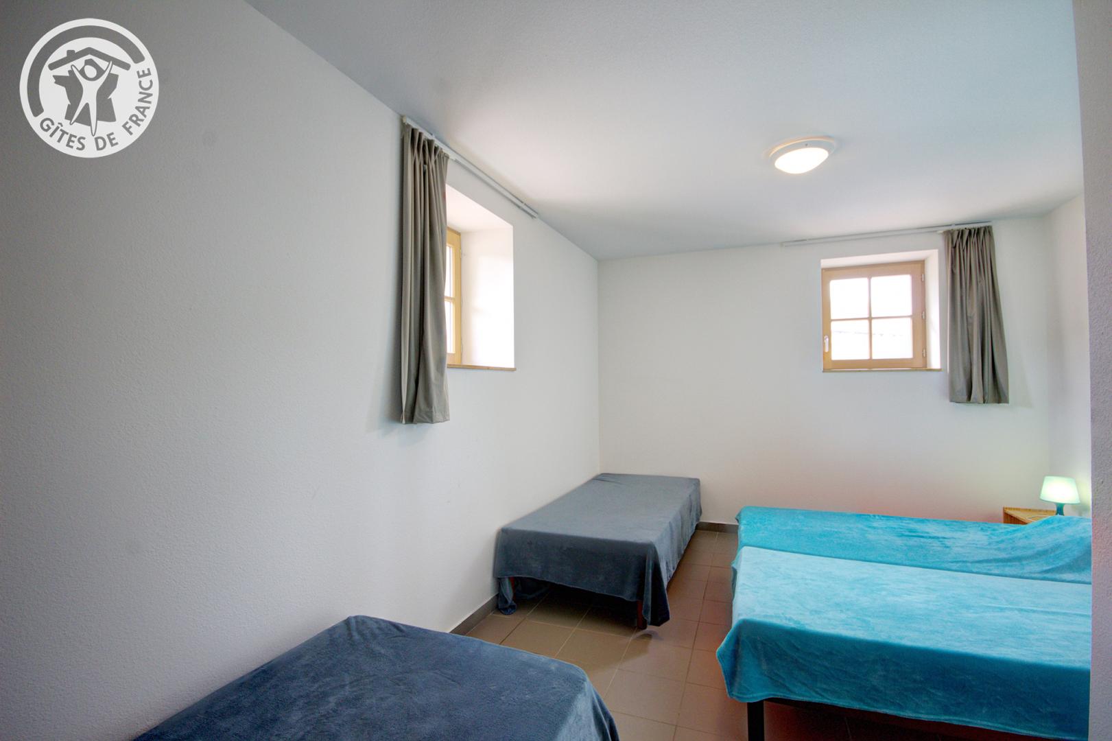Chambre Rouge : 2 lits 90 jumables + 2 lits 90 photo 22